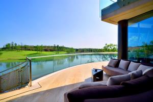 Luxelakes Black Pearl Modern Green Architecture 17