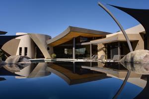 Desert Reflections Modern Green Architecture 11