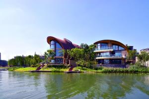 Luxelakes Black Pearl Modern Green Architecture 8